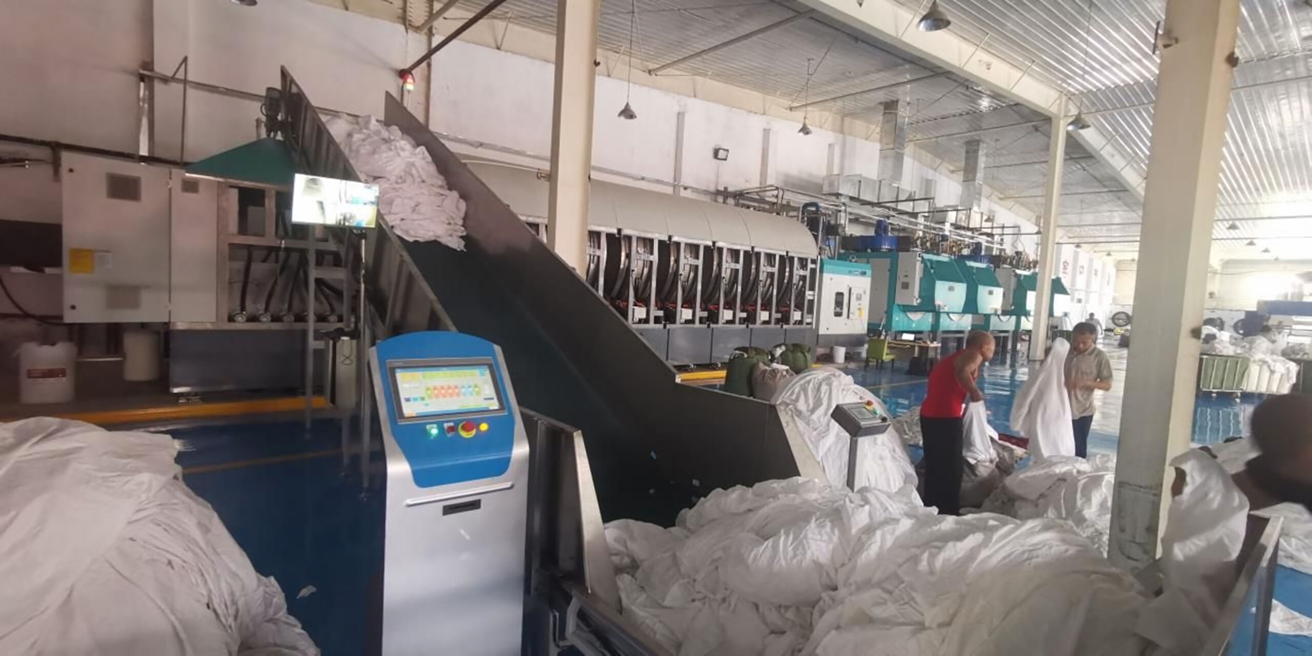 How to Choose Between a Continuous Batch Washer and an Industrial Washing Machine?(图1)